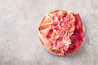 Şarküteri tahtası. Salamlı, jambonlu ve jambonlu et tabağı aperatifleri.. 