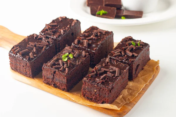 Deliciosos Brownies Chocolate Con Menta Sobre Fondo Blanco Dulce Concepto — Foto de Stock
