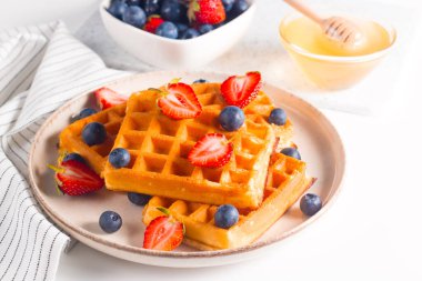 Kahvaltıda Belçika waffle 'ı. Tatlı yemek konsepti. 