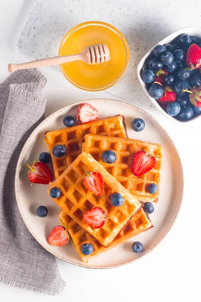 Kahvaltıda Belçika waffle 'ı. Tatlı yemek konsepti. 