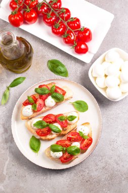 Domates, fesleğen ve mozzarella peyniri taze Caprese Bruschetta. İtalyan mezesi, sebzeli pandispanya ızgara ciabatta ve baget ekmekli yağ. Sandviç aç.