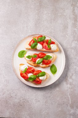 Domates, fesleğen ve mozzarella peyniri taze Caprese Bruschetta. İtalyan mezesi, sebzeli pandispanya ızgara ciabatta ve baget ekmekli yağ. Sandviç aç.