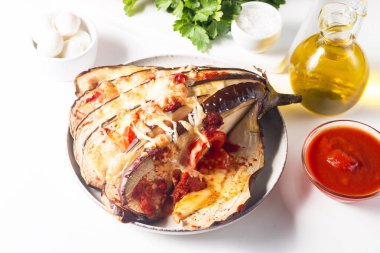 Fırında pişmiş patlıcan, mozarella peyniri, domates. Gürcistan mutfağı. 