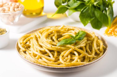 Pesto soslu spagetti makarna, fesleğen, kaju ve parmesan peyniri. İçindekiler. 