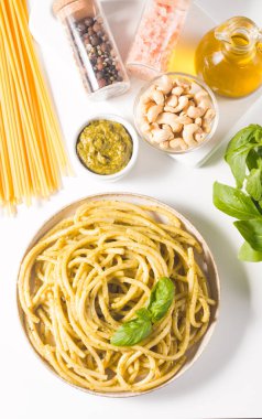 Pesto soslu spagetti makarna, fesleğen, kaju ve parmesan peyniri. İçindekiler. 