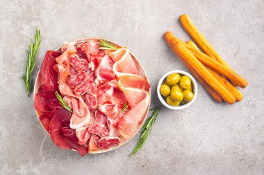 Şarküteri tahtası. Salamlı, jambonlu ve jambonlu et tabağı aperatifleri.. 