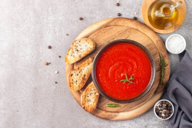 Domates çorbası ya da biberiyeli sos. Sağlıklı, vejetaryen ve diyet öğle ve akşam yemeği konsepti. Gazpacho.. 