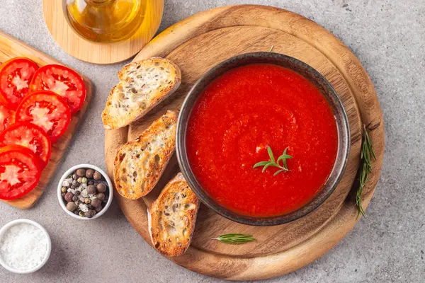 Domates çorbası ya da biberiyeli sos. Sağlıklı, vejetaryen ve diyet öğle ve akşam yemeği konsepti. Gazpacho.. 