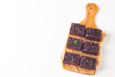 Beyaz arka planda naneli çikolatalı kek. Tatlı pasta konsepti. 