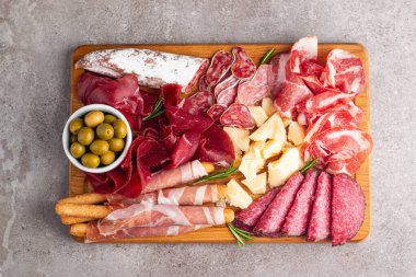 Şarküteri tahtası. Salamlı, jambonlu ve jambonlu et ve peynir tabağı aperatifleri.
