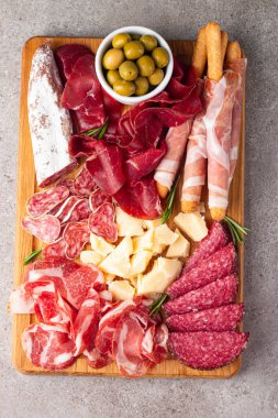 Şarküteri tahtası. Salamlı, jambonlu ve jambonlu et ve peynir tabağı aperatifleri.
