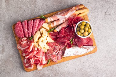 Şarküteri tahtası. Salamlı, jambonlu ve jambonlu et ve peynir tabağı aperatifleri.
