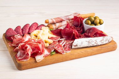 Şarküteri tahtası. Salamlı, jambonlu ve jambonlu et ve peynir tabağı aperatifleri.