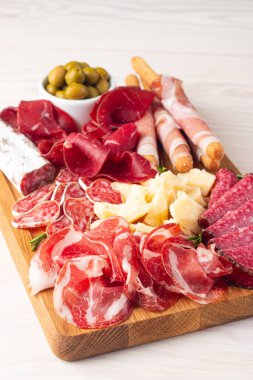 Şarküteri tahtası. Salamlı, jambonlu ve jambonlu et ve peynir tabağı aperatifleri.