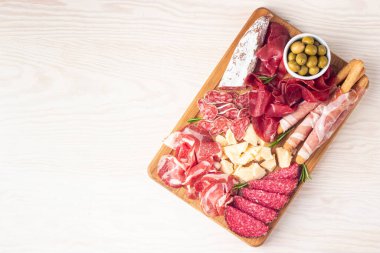 Şarküteri tahtası. Salamlı, jambonlu ve jambonlu et ve peynir tabağı aperatifleri.
