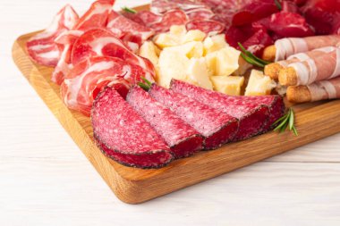 Şarküteri tahtası. Salamlı, jambonlu ve jambonlu et ve peynir tabağı aperatifleri.