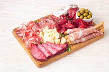 Şarküteri tahtası. Salamlı, jambonlu ve jambonlu et ve peynir tabağı aperatifleri.