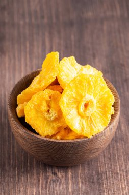 Kavanozda kurutulmuş ananas. Kurutulmuş meyve. 