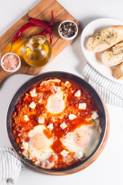 Shakshuka domates soslu haşlanmış yumurtadan yapılmıştır.