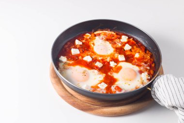 Shakshuka domates soslu haşlanmış yumurtadan yapılmıştır.