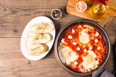 Shakshuka domates soslu haşlanmış yumurtadan yapılmıştır.