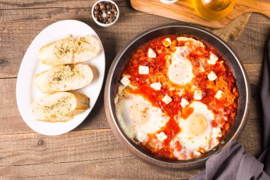 Shakshuka domates soslu haşlanmış yumurtadan yapılmıştır.