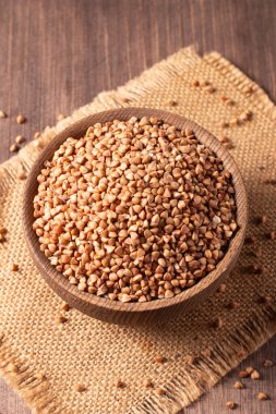 Karabuğday ahşap arka planda büyür. Sağlıklı gevrek kavramı.  