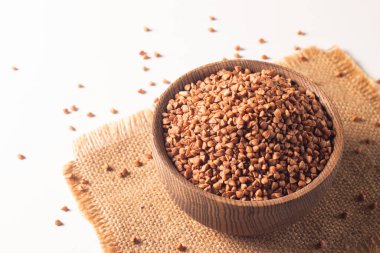 Karabuğday ahşap arka planda büyür. Sağlıklı gevrek kavramı.  