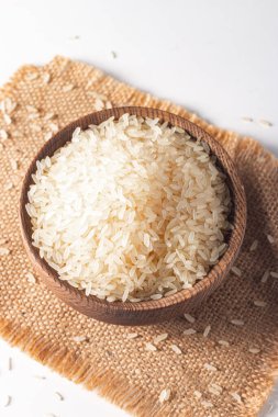 Tahta bir kasede pişmemiş beyaz pirinç. Sağlıklı gevrek kavramı.  