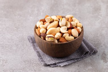 Ahşap arka planda sağlıklı fındık karışımı. Badem, fındık, fındık, fıstık, fıstık, fıstık, Brezilya fıstığı.