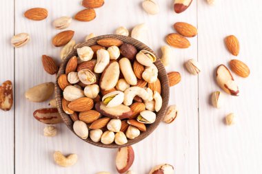 Ahşap arka planda sağlıklı fındık karışımı. Badem, fındık, fındık, fıstık, fıstık, fıstık, Brezilya fıstığı.