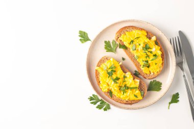 Çavdar ekmeğine yeşil otlu omlet ve çıtır tost..