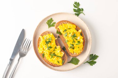 Çavdar ekmeğine yeşil otlu omlet ve çıtır tost..