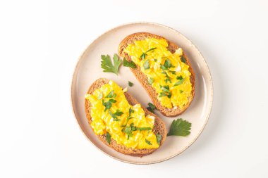 Çavdar ekmeğine yeşil otlu omlet ve çıtır tost..