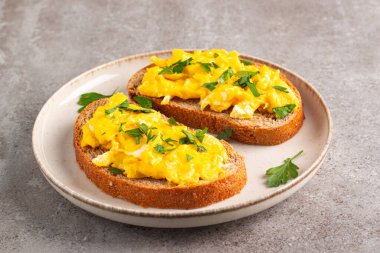 Çavdar ekmeğine yeşil otlu omlet ve çıtır tost..