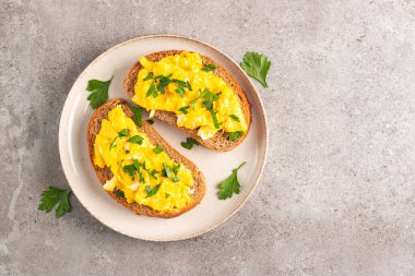Çavdar ekmeğine yeşil otlu omlet ve çıtır tost..
