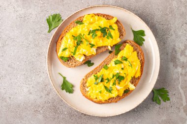 Çavdar ekmeğine yeşil otlu omlet ve çıtır tost..