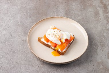 Somon ve peynirli tost üzerine haşlanmış yumurta. Kahvaltı konsepti. Sandviç aç. 