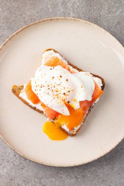 Somon ve peynirli tost üzerine haşlanmış yumurta. Kahvaltı konsepti. Sandviç aç. 