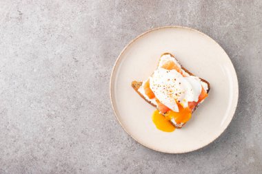 Somon ve peynirli tost üzerine haşlanmış yumurta. Kahvaltı konsepti. Sandviç aç. 