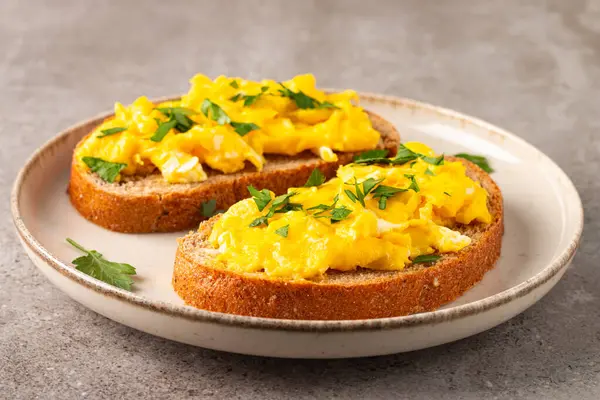 Çavdar ekmeğine yeşil otlu omlet ve çıtır tost..