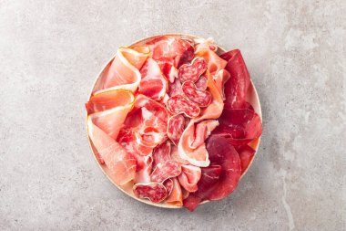 Şarküteri tahtası. Salamlı, jambonlu ve jambonlu et tabağı aperatifleri.. 