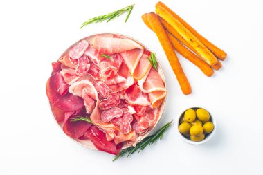 Şarküteri tahtası. Salamlı, jambonlu ve jambonlu et tabağı aperatifleri.. 