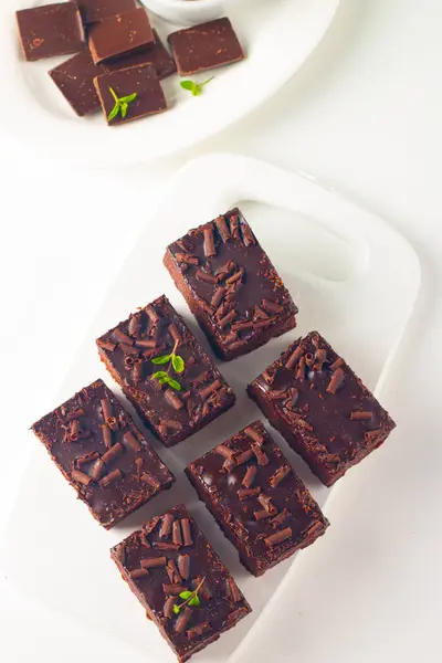 Lahodné Čokoládové Brownies Mátou Bílém Pozadí Koncept Sladkého Dortu Stock Fotografie