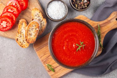 Domates çorbası ya da biberiyeli sos. Sağlıklı, vejetaryen ve diyet öğle ve akşam yemeği konsepti. Gazpacho.. 