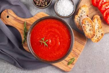 Domates çorbası ya da biberiyeli sos. Sağlıklı, vejetaryen ve diyet öğle ve akşam yemeği konsepti. Gazpacho.. 