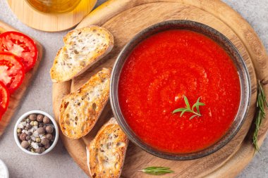 Domates çorbası ya da biberiyeli sos. Sağlıklı, vejetaryen ve diyet öğle ve akşam yemeği konsepti. Gazpacho.. 