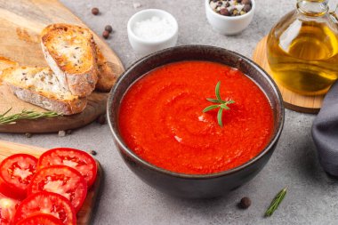 Domates çorbası ya da biberiyeli sos. Sağlıklı, vejetaryen ve diyet öğle ve akşam yemeği konsepti. Gazpacho.. 