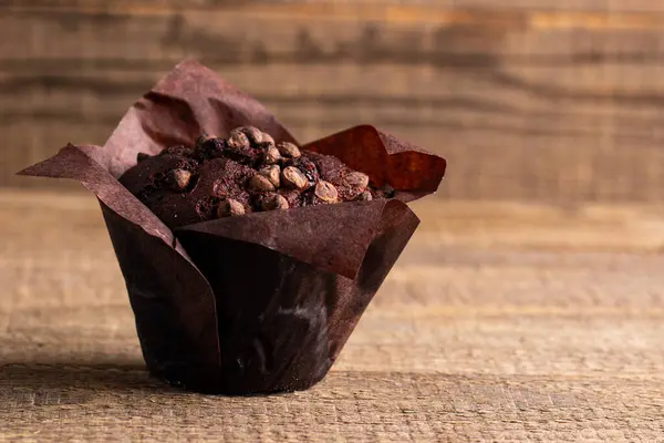 Čokoládový Tmavý Muffin Čokoládovými Lupínky Kapkami Dřevěný Stůl Stock Fotografie