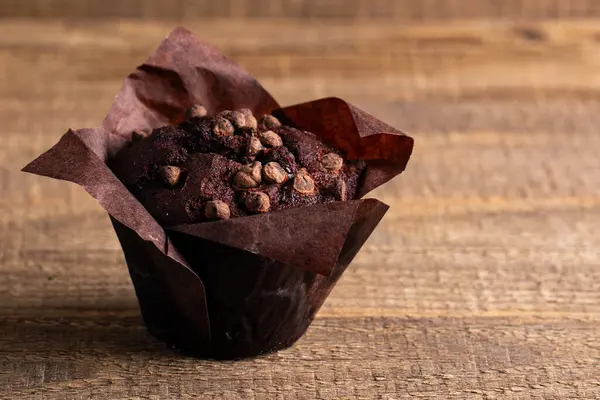 Muffin Fondente Cioccolato Con Gocce Cioccolato Gocce Tavolo Legno Foto Stock